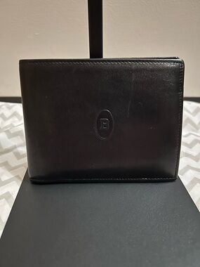 Bally Vintage Black Leather Men's Bifold Wallet with Embossed 'B'